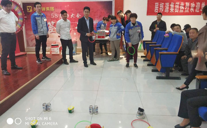 看誰的飛鏢投中的多 看誰的飛鏢投中的多