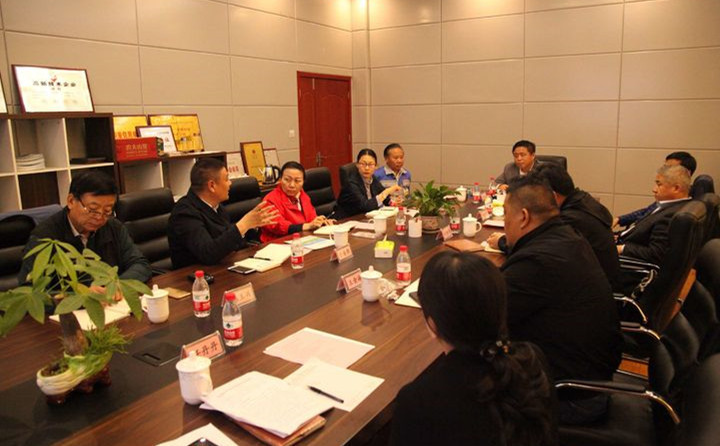 區(qū)工信局張乃成局長做了總結(jié)發(fā)言 區(qū)工信局張乃成局長做了總結(jié)發(fā)言