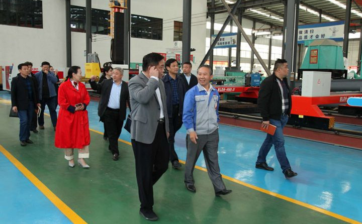 張局長指出,企業(yè)家要有三個(gè)思想支點(diǎn) 張局長指出,企業(yè)家要有三個(gè)思想支點(diǎn)