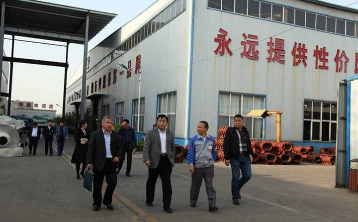 會(huì)后,企業(yè)家們參觀金格瑞生產(chǎn)間 會(huì)后,企業(yè)家們參觀金格瑞生產(chǎn)間