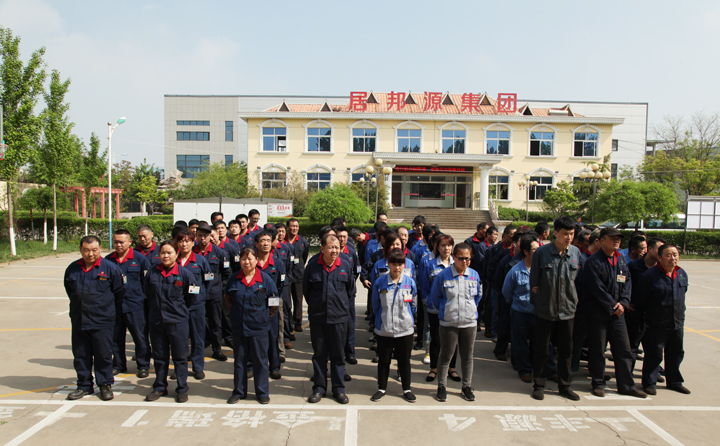 山東金格瑞顆粒機(jī)成員排隊(duì)等待體檢 山東金格瑞顆粒機(jī)成員排隊(duì)等待體檢