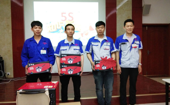 觀眾積極參與領獎合影 觀眾積極參與領獎合影