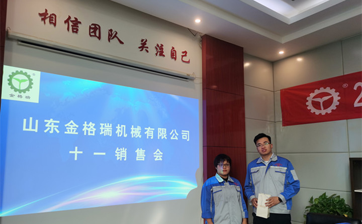 銷售總監李娟為9月份的銷售冠軍高立國頒發榮譽獎勵