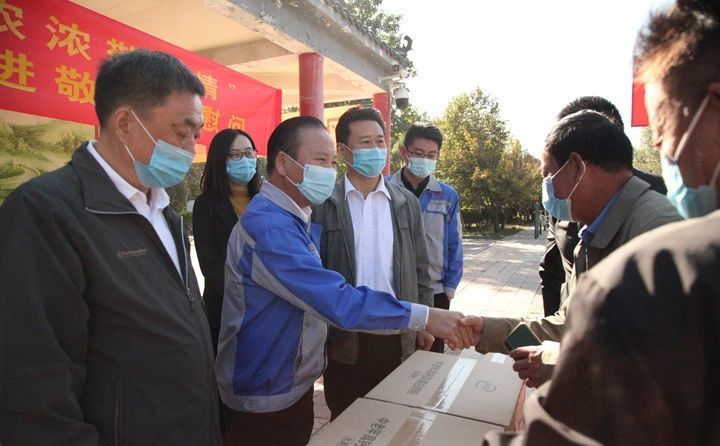 董事長(zhǎng)景奉國(guó)與敬老院負(fù)責(zé)人握手介紹