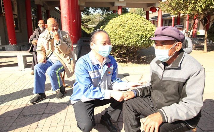 景董詢問老人的生活習(xí)慣