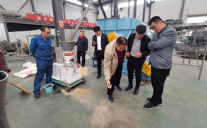 威海老總查看飼料顆粒質量