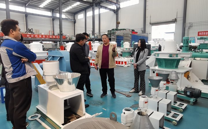 客戶又參觀了顆粒機展廳其他設備