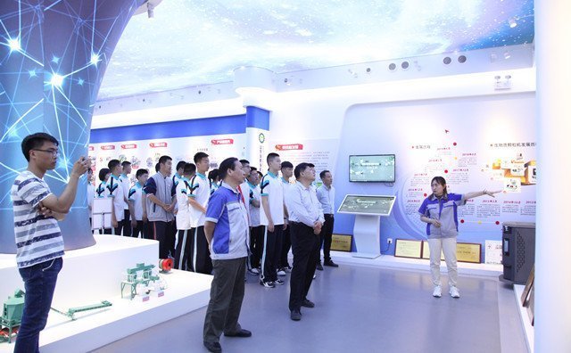 同學們詳細了解了居邦源旗下的子公司---山東金格瑞機械有限公司 同學們詳細了解了居邦源旗下的子公司---山東金格瑞機械有限公司