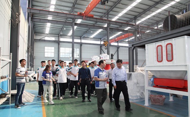 景董帶領(lǐng)老師和同學們參觀了顆粒機展廳及生產(chǎn)車間 景董帶領(lǐng)老師和同學們參觀了顆粒機展廳及生產(chǎn)車間