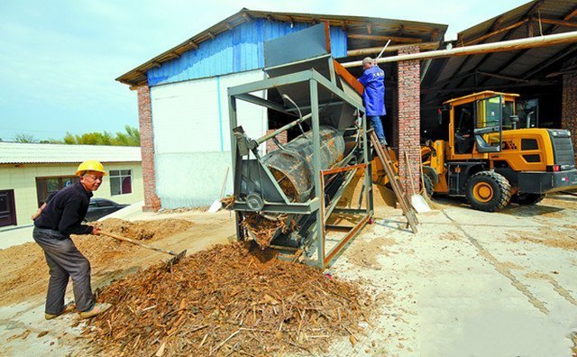 4月2日,湖南雨湖區(qū)鶴嶺鎮(zhèn)向陽村村民在家門口新建的秸稈顆粒機械設(shè)備生產(chǎn)線處理秸稈作業(yè)。這一項目既解決了秸稈處理難題,還為村集體和村民帶來不菲的經(jīng)濟效益。 4月2日,湖南雨湖區(qū)鶴嶺鎮(zhèn)向陽村村民在家門口新建的秸稈顆粒機械設(shè)備生產(chǎn)線處理秸稈作業(yè)。這一項目既解決了秸稈處理難題,還為村集體和村民帶來不菲的經(jīng)濟效益。